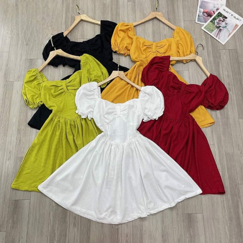 Đầm xòe cổ vuông tay phồng nhíu ngực.