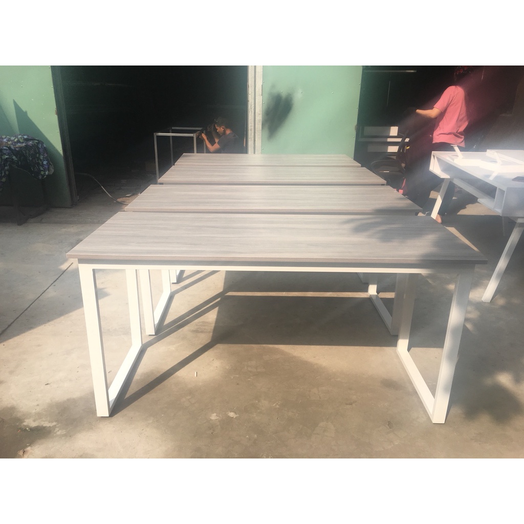 Bàn để máy tính chân sắt mặt gỗ dài 1m4 màu xám