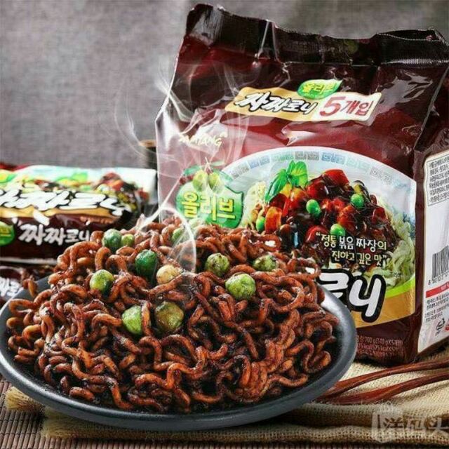 Lốc 5 gói mì trộn tương đen olive Samyang (140g) của Hàn Quốc