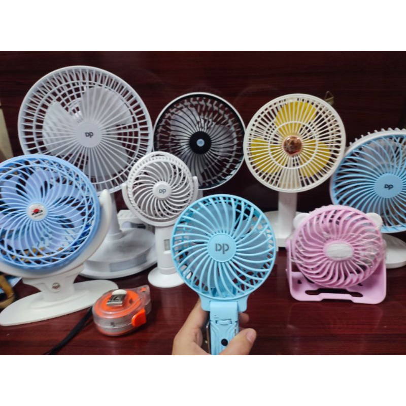 Quạt tích điện gấp gọn . quạt xoay 360 độ , quay để bàn có đèn , pin sử dụng 4h đến 8h