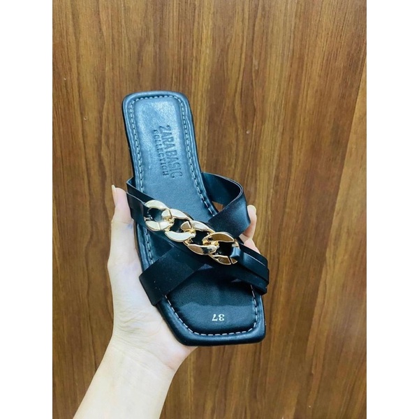 dép bệt kiểu dây chéo khoá xích nền da mang bao êm. nắng mưa đều mang được. cam kết như hình ( hình tự chụp )