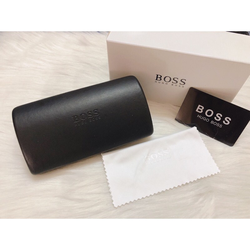 Hộp đựng kính Hugo Boss có thể đựng được kính to bản