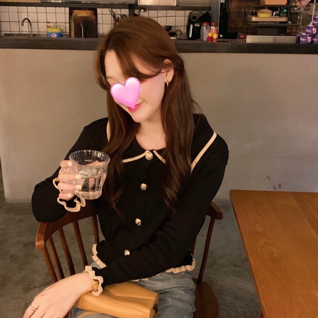 Áo sweater tay dài màu đen đơn giản nữ tính