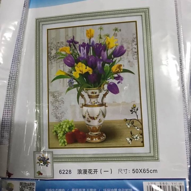 Tranh thêu bình hoa