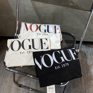 Áo thun vogue phiên bản mới unisex cho cả nam lẫn nữ.