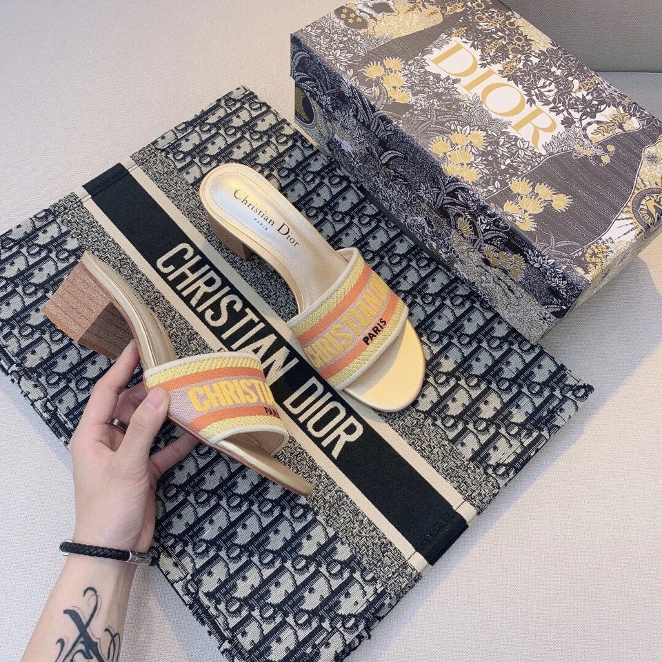 Dior_Dép Sandal Da Cừu Đế Bằng Thêu Họa Tiết Thời Trang Cho Nữ