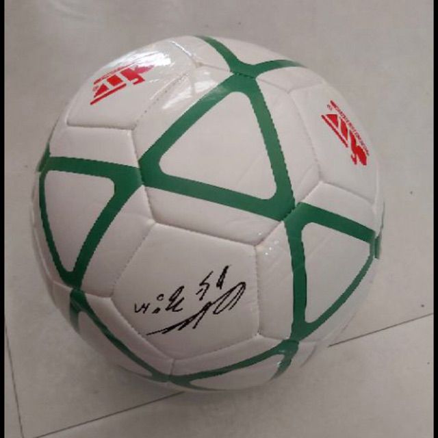 Banh da đặc biệt có chữ ký của HLV Pak Hag Seo