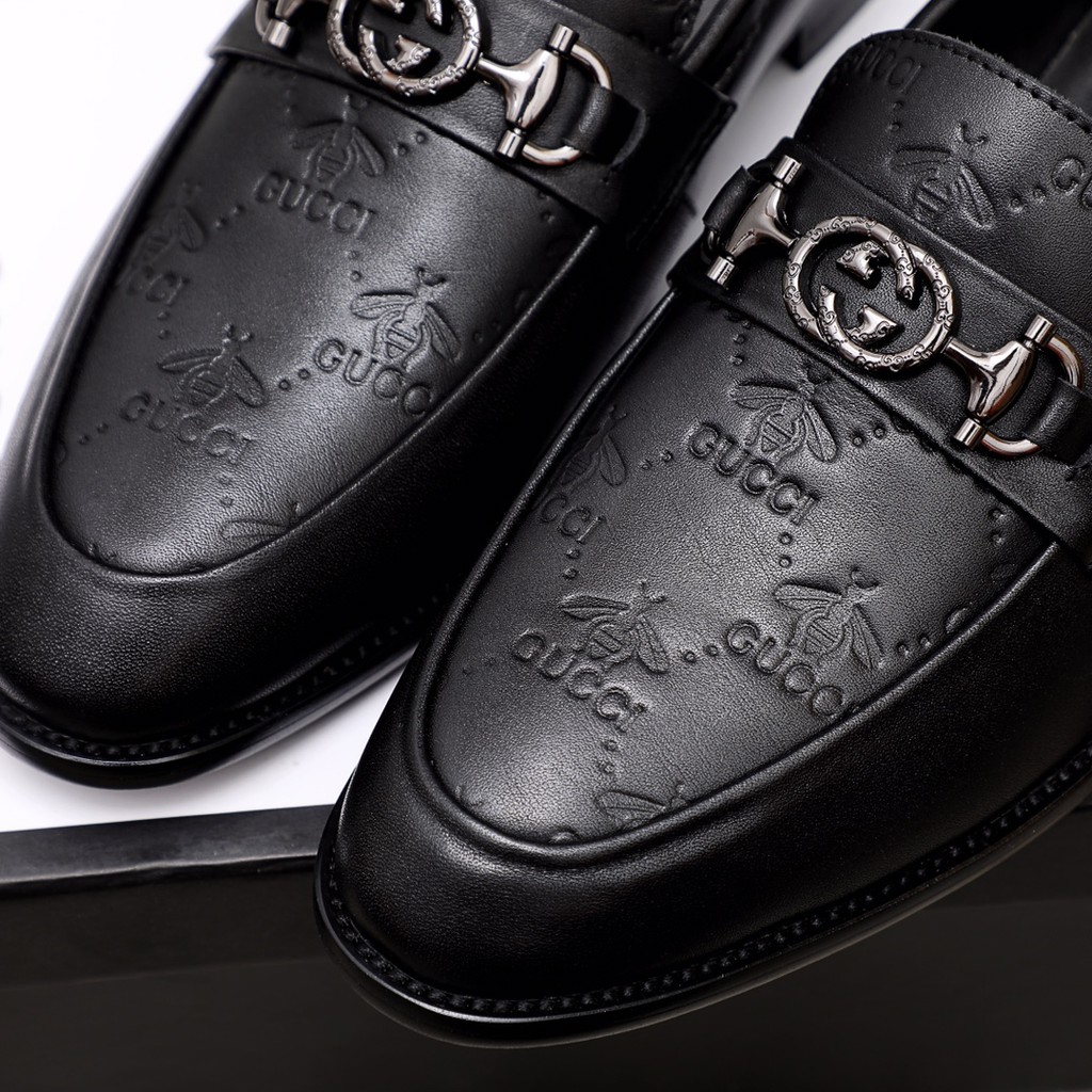 Giày lười nam da thật GUCCI GG GC kiểu dáng lịch lãm, sang trọng, thiết kế khóa và họa tiết in trên mặt da ấn tượng