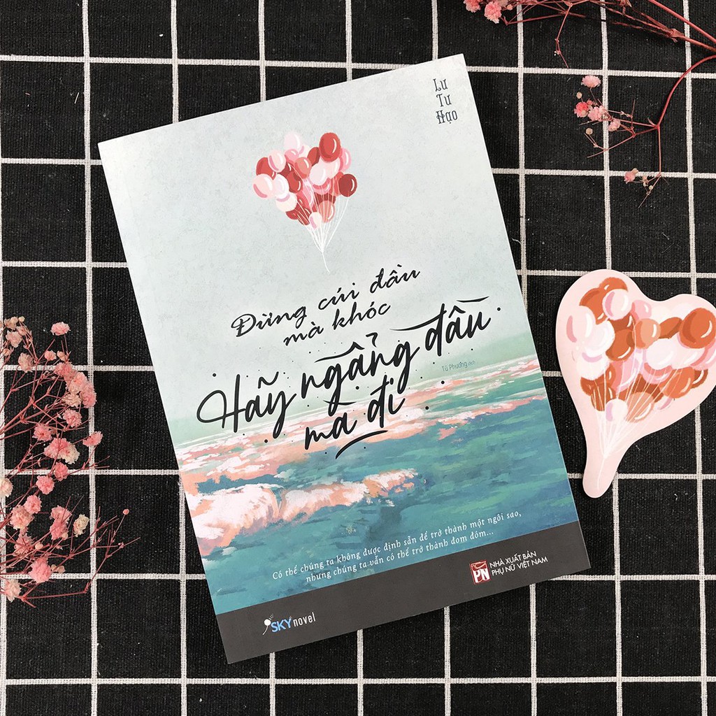 Sách - Đừng Cúi Đầu Mà Khóc, Hãy Ngẩng Đầu Mà Đi (Kèm Bookmark) - Lư Tư Hạo - Thanh Hà Books HCM | WebRaoVat - webraovat.net.vn