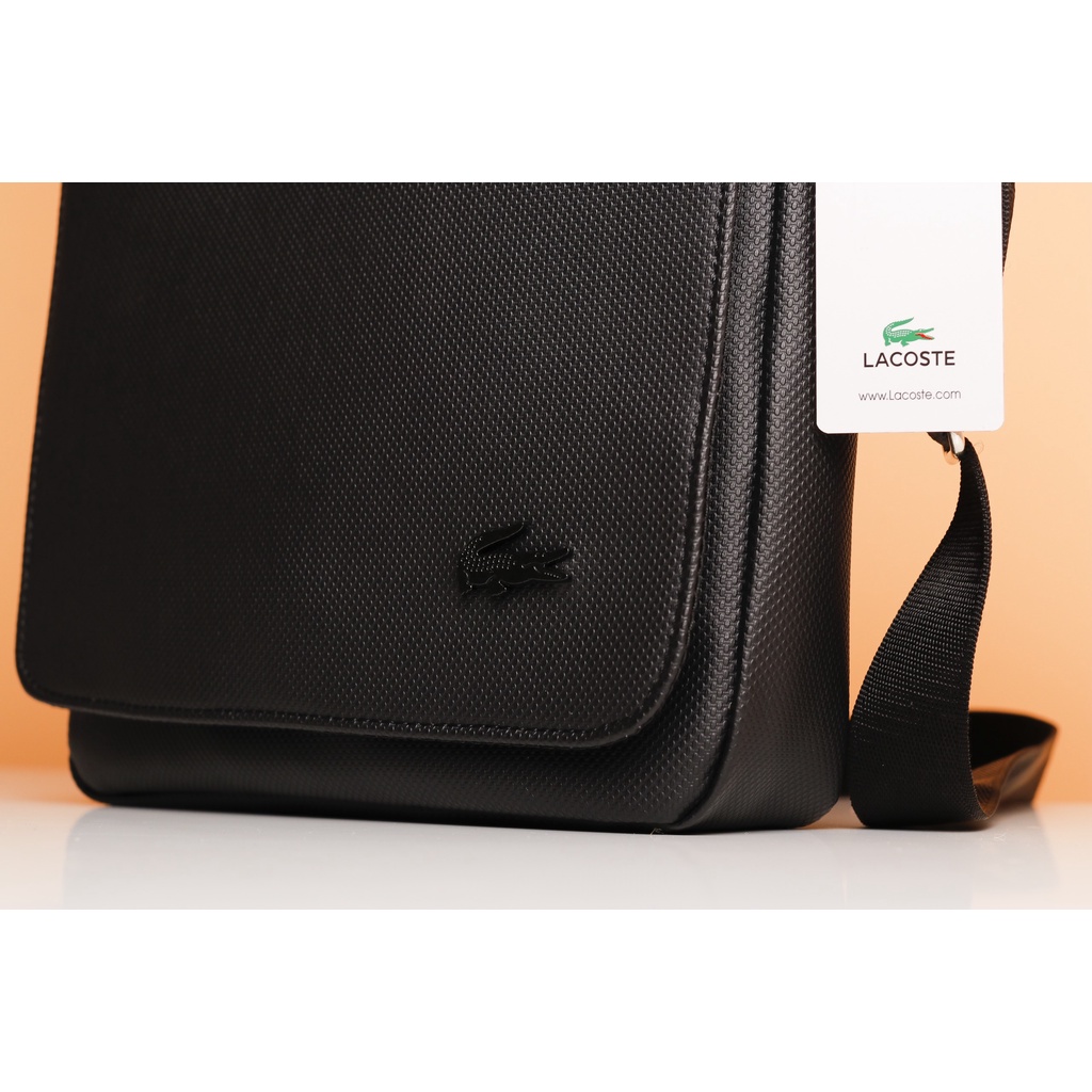 (CHUẨN HÃNG) Túi đeo chéo Lacoste da si sần nam nữ màu đen, nắp gập/Men's Classic Petit Piqué Flap Bag
