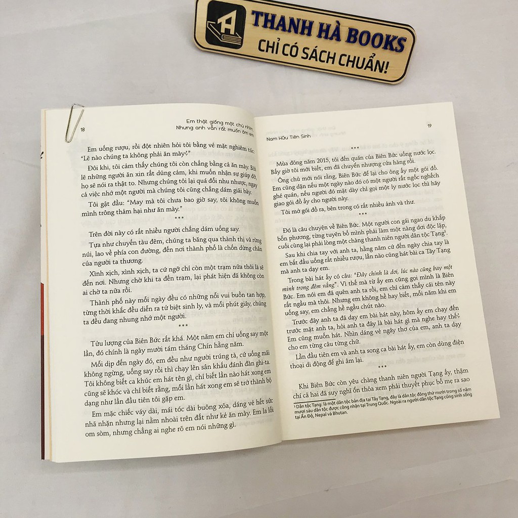 Sách - Em Thật Giống Một Chú Nhím, Nhưng Anh Vẫn Rất Muốn Ôm Em (Kèm Bookmark)