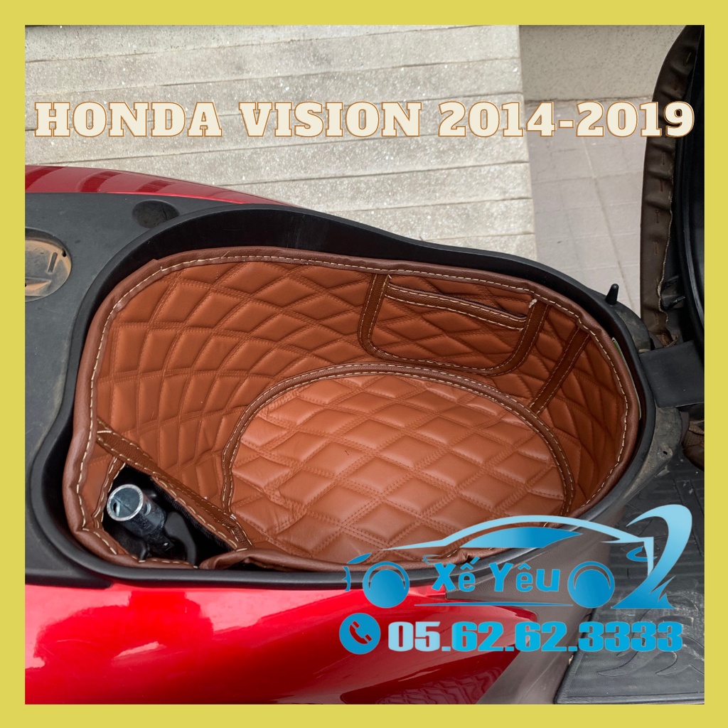 Honda Vision  Lót cốp da chống sốc và cách nhiệt, có túi để giấy tờ tiện dụng.