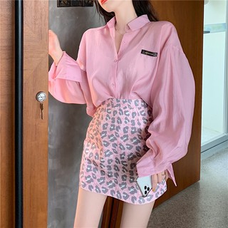 Set áo sơ mi hồng tay dài phối váy ngắn hồng họa tiết da beo trẻ trung