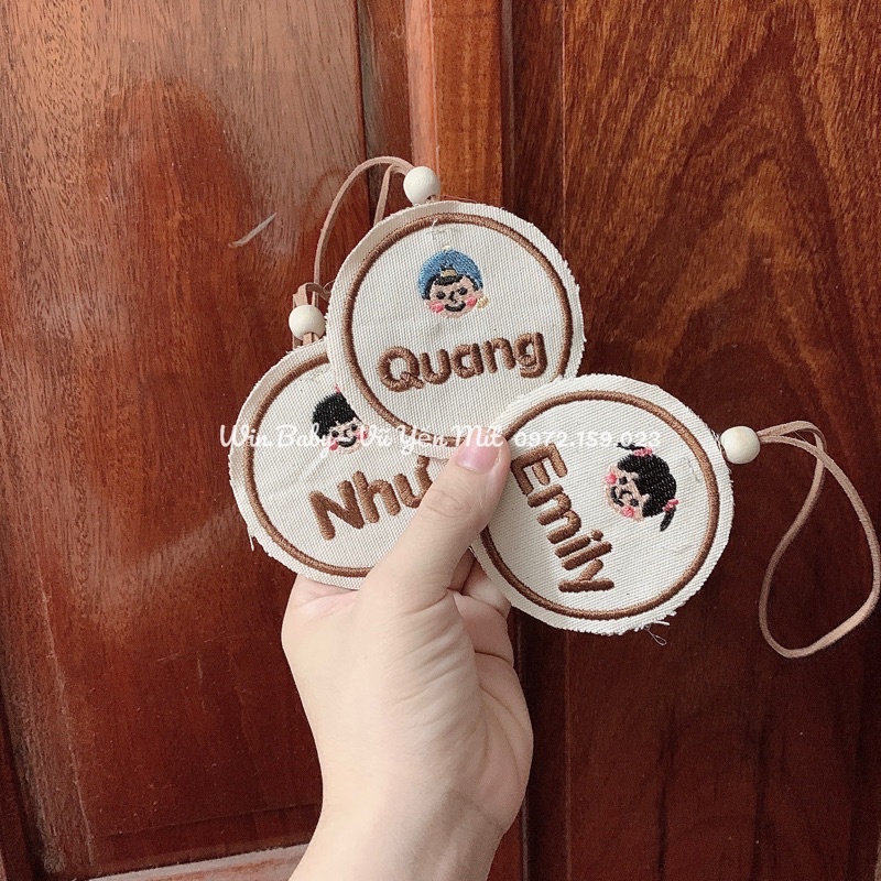 Nametag tròn thêu tên theo yêu cầu style Hàn Quốc