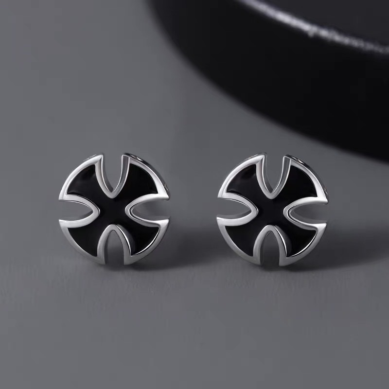 Khuyên titan chữ thập hoa đính đá đen