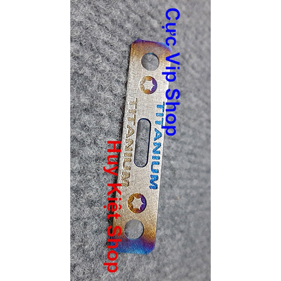 (Sử Dụng Cho Mọi Loại Xe) Logo Titanium Tem Kẹp Dè Chữ Đẳng Cấp