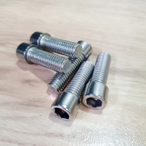 Set Gồm 5 Con Bulong Đầu Trụ Lục Giác Chìm Size M10x30 Chiều Dài 39mm Inox Bền Bỉ Cứng Cáp