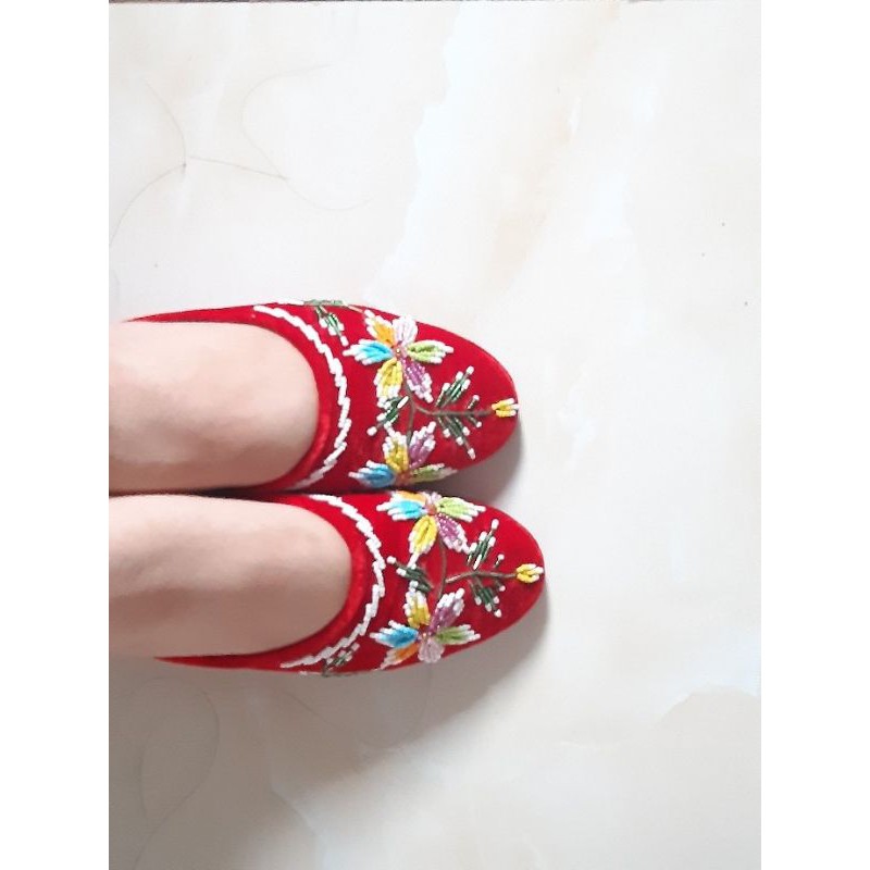 Đôi hài nử thêu xinh xắn