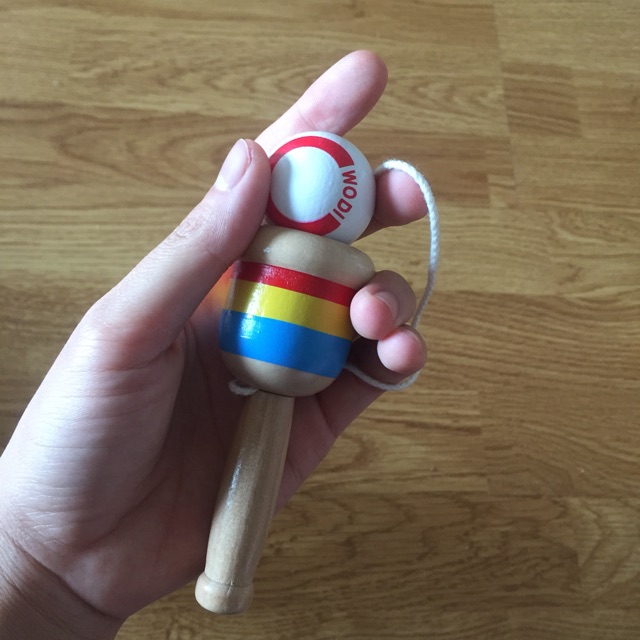 Đồ chơi cho bé 3-4 tuổi - Kendama tung bóng Nhật Bản giúp con rèn tập trung, tránh xa TV, ĐT