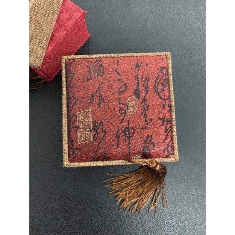 Hộp gấm đựng vòng phong thuỷ