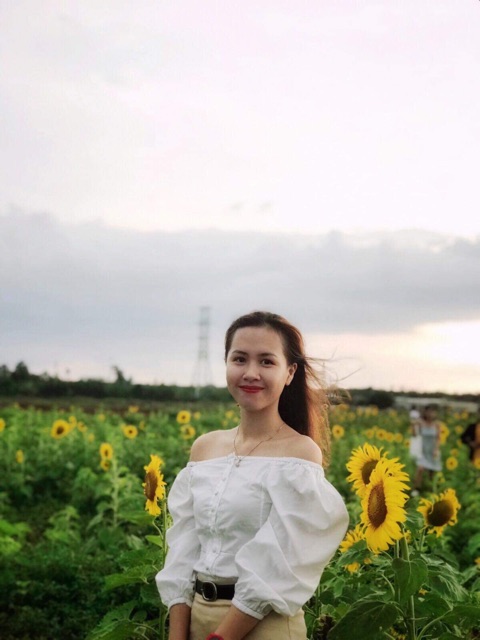 Áo cổ vuông tay phồng phối nút