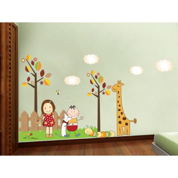 Decal trang trí tường - 2 Em bé chơi đùa với nhau bên hàng rào