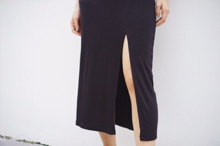 Đầm xẻ tà cổ yếm body