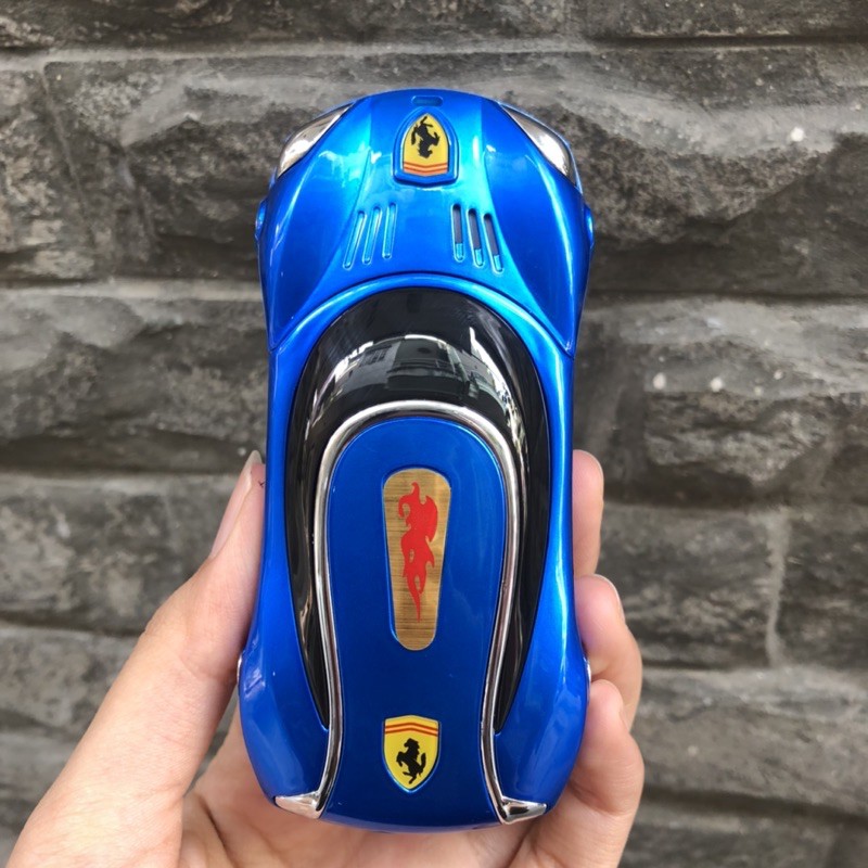 Điện thoại kiểu dáng xe hơi F1 có đèn nhấp nháy.