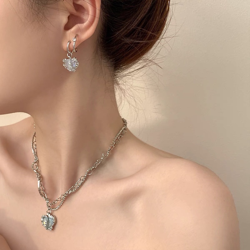 Hoa tai pha lê nữ đơn giản và độc đáo của Hàn Quốc Hoa tai đinh kim loại hình trái tim