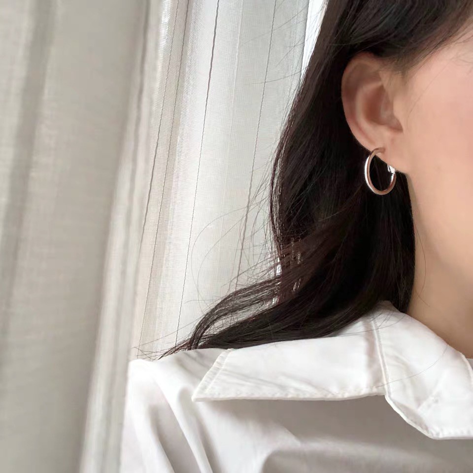 Khuyên tai tròn bằng thép titan mạ vàng hồng 18k đơn giản thời trang