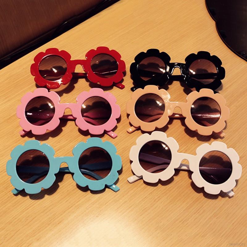 Kính mát gọng hình hoa dễ thương cho bé