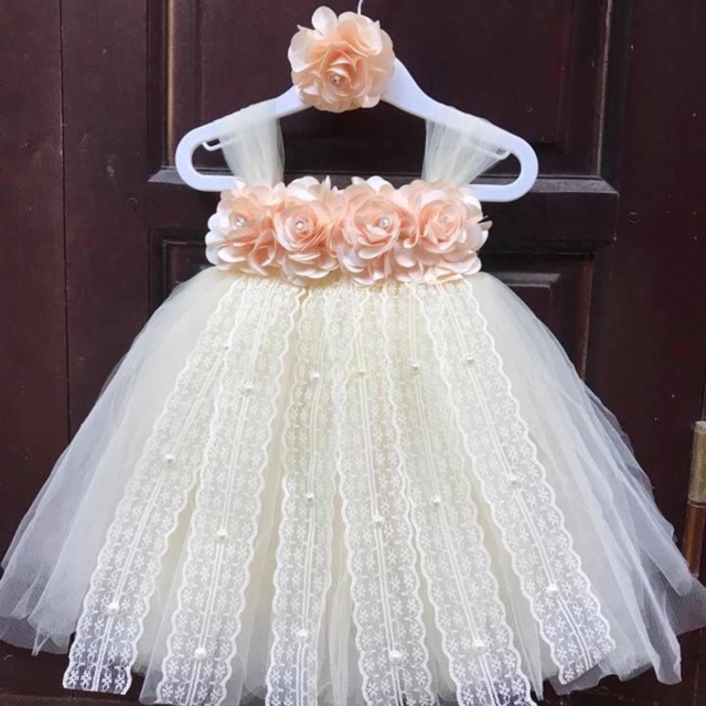 Váy công chúa kem