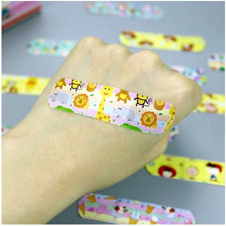 Set 120 Băng Cá Nhân Chống Nước Thoáng Khí Họa Tiết Hoạt Hình Dễ Thương