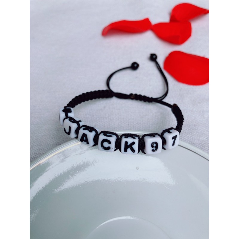 Vòng tay chữ cái theo yêu cầu kiểu chữ vuông