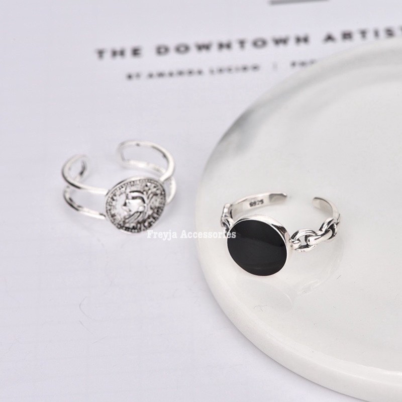 Nhẫn tròn mạ bạc phong cách vintage mặt đá đen la mã hot trend / phụ kiện trang sức