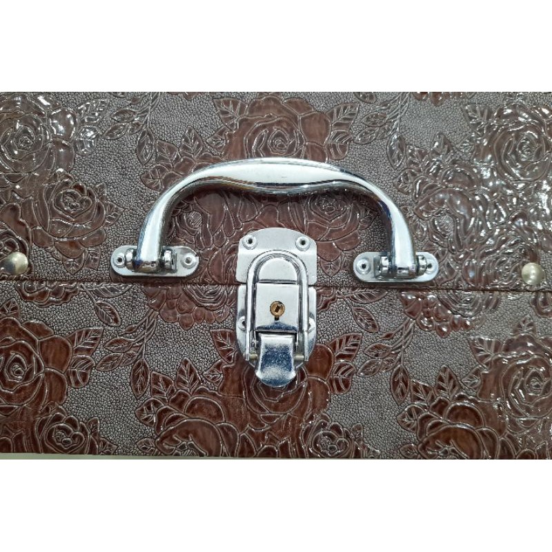 Cốp trang điểm ZARA 25cmx16cm, in hoa văn nổi, có khoá chắc chắn SIÊU XỊN LUÔN KHÁCH ƠI!!!