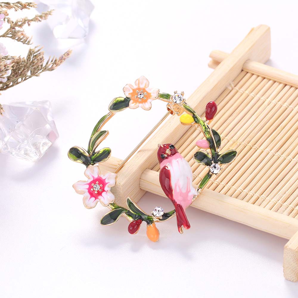 Vòng hoa cài áo thanh lịch duyên dáng