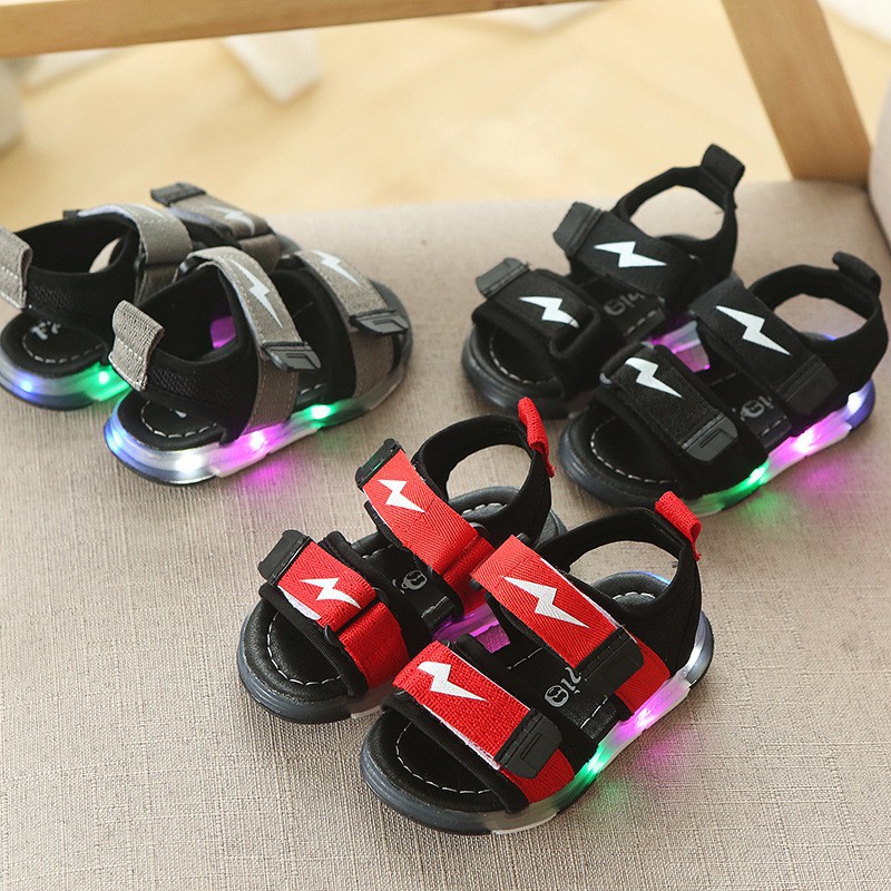 Giày sandal lưới có đèn LED đi biển cho bé trai