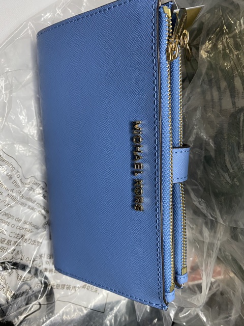 Ví  2 zip,nhiều ngăn của MK size 18cm,đựng vừa IP plus, hàng xách tay .....có khoá bấm .Đựng tiền, đt,thẻ ..............