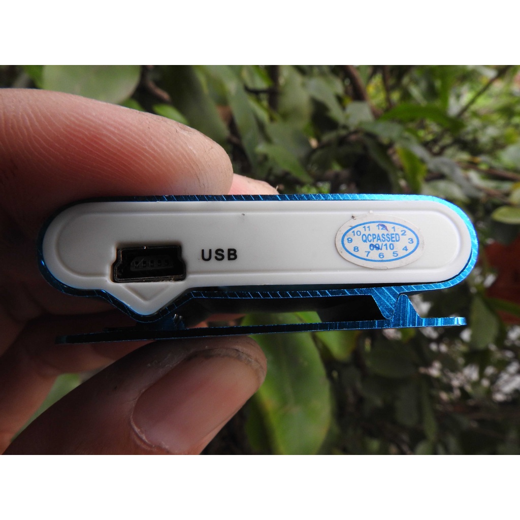 Máy nghe nhạc MP3 nhỏ xíu cầm tay bỏ túi nhỏ gọn có màn hình còn lên nguồn máy màu xanh còn đẹp