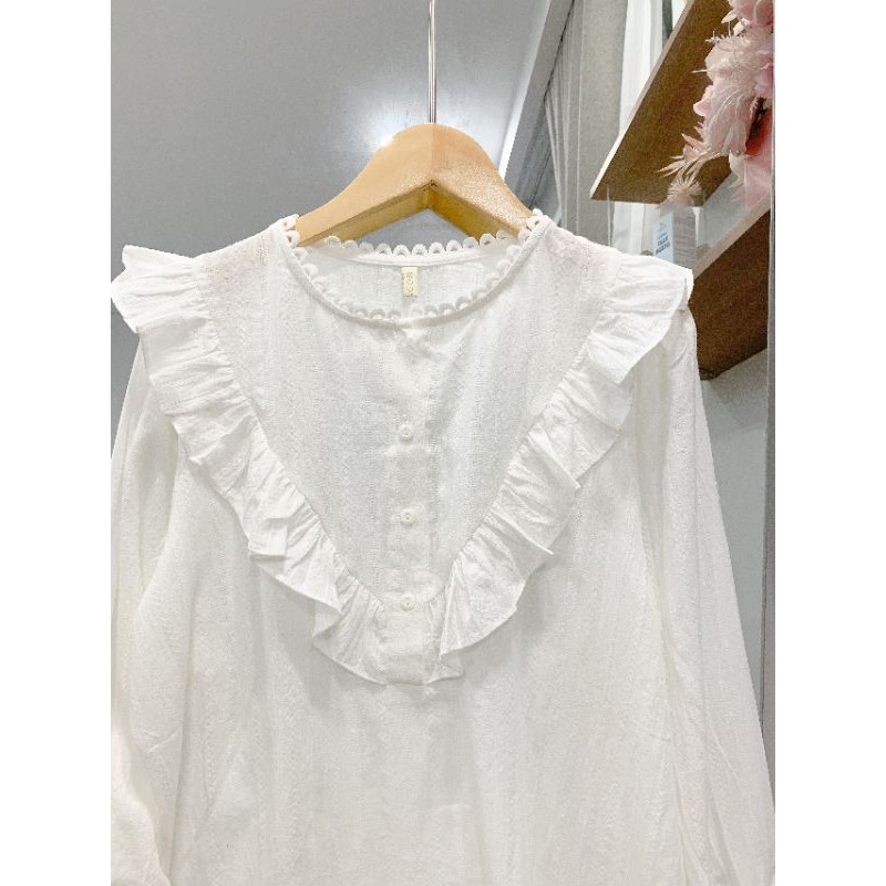 Áo babydoll cổ bèo phối ren ly ,áo sơ mi cánh tiên ren hoa màu trắng AS004D One Boutique