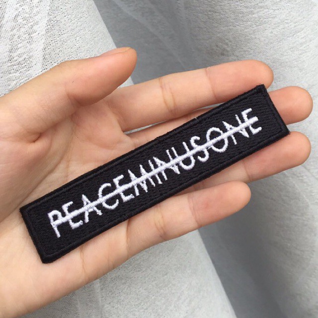 Sticker / miếng vải thêu có keo ủi nhiệt hình logo chữ peaceminusone gạch ngang của GD (gdragon) bigbang phụ kiện áo