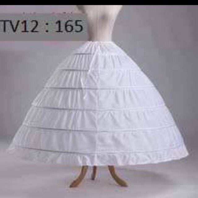 Tundg váy 6 tầng cho cô dâu