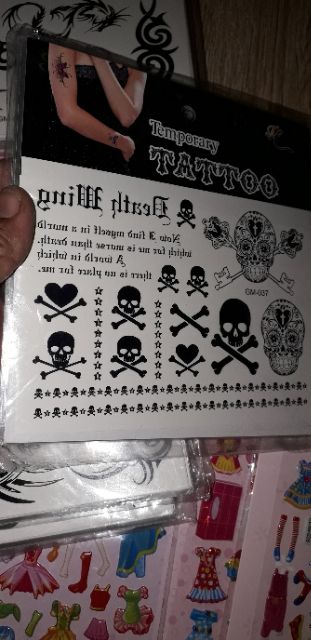 Một tờ hình xăm màu đen hoặc nhiều màu Tattoo có nhiều mẫu khác