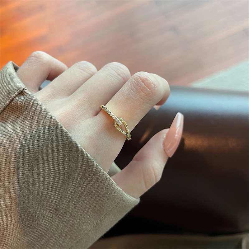Nhẫn Hở Hình Hoa Đính Kim Cương Tím Thiết Kế Đơn Giản