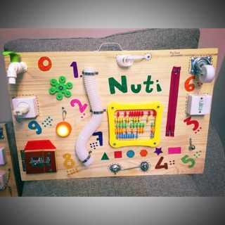 Bảng đồ chơi trẻ em busy board 40x60 gỗ thông thay tên bé theo yêu cầu ( khuyến mại )
