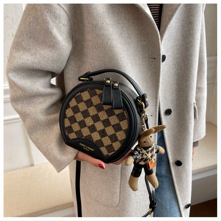 Túi xách nữ, Túi đeo chéo da dáng trống tròn kèm móc gấu 1022