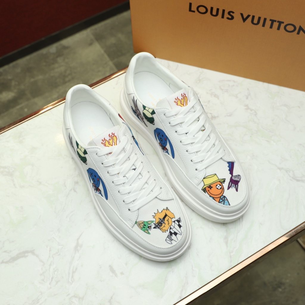 Giày sneakers nam da thật Louis Vuitton kiểu dáng trẻ trung, trang trí với họa tiết hoạt hình thú vị, nổi bật