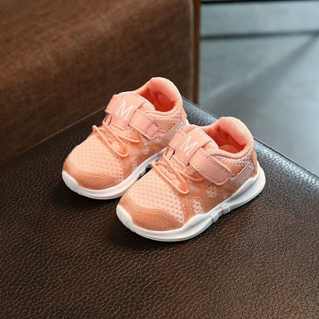 Giày chữ M cho bé gái