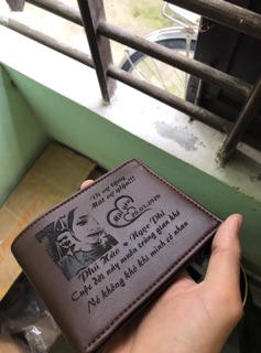 Ví da nam khắc chân dung